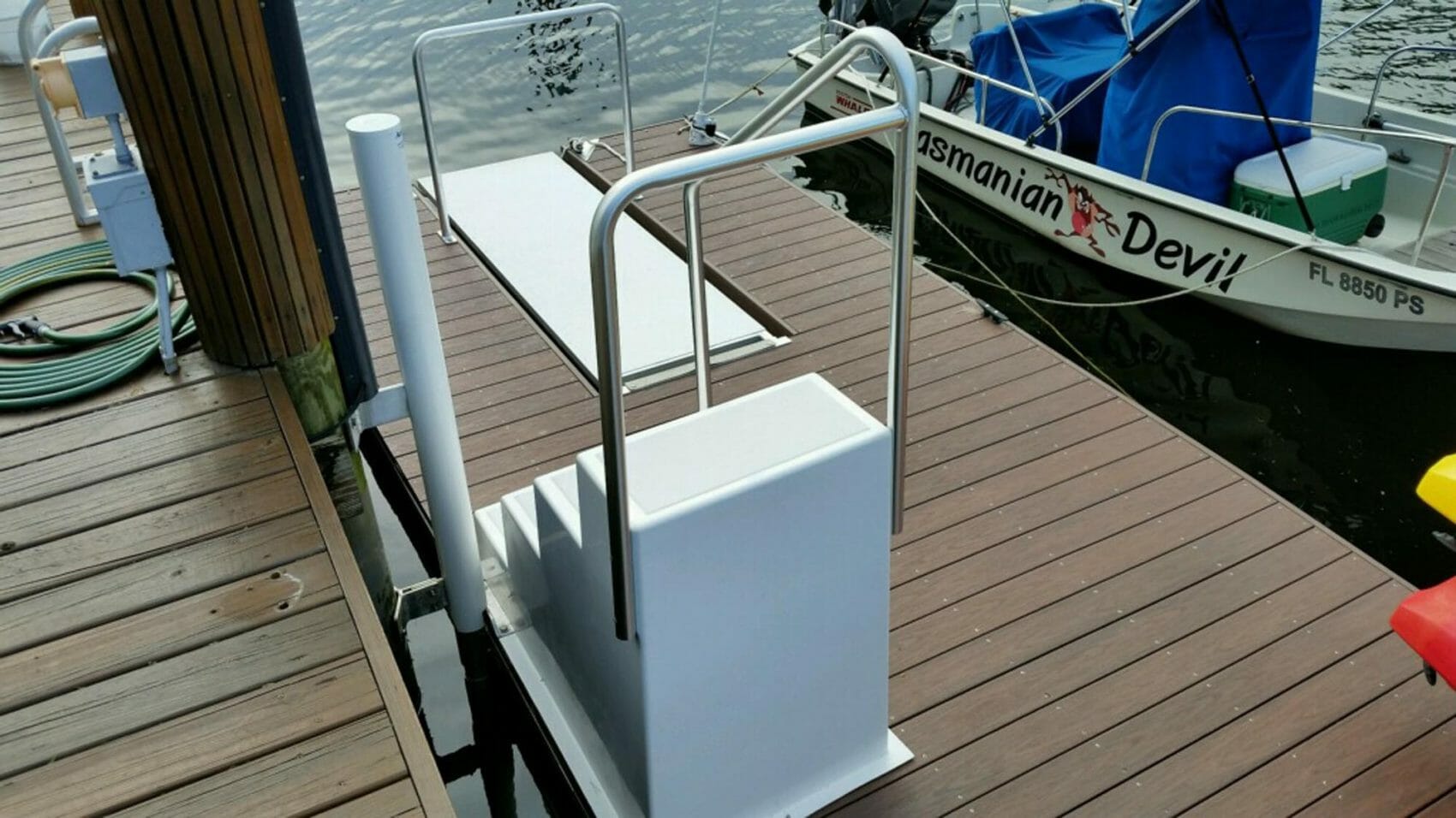 KayakSlipDockDeckedSafeLauchStairsRackKayak2 AccuDock